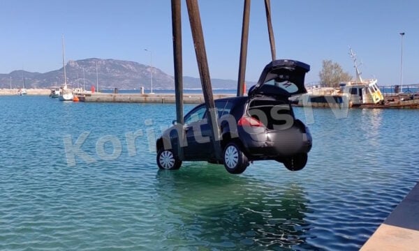 Βραχάτι: Αυτοκίνητο έπεσε στη θάλασσα – Σώοι οι επιβαίνοντες, δείτε βίντεο