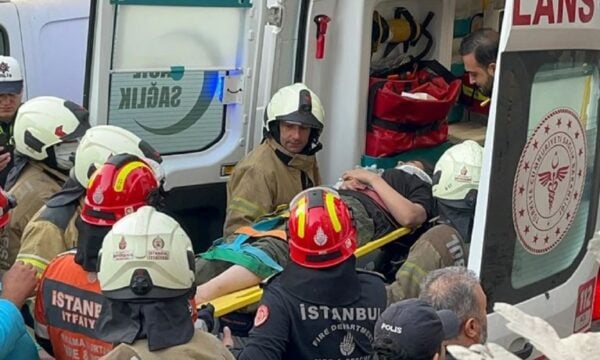 Κωνσταντινούπολη: Δύο νεκροί και δύο εγκλωβισμένοι από την κατάρρευση πολυκατοικίας – Συνεχίζεται η επιχείρηση στα συντρίμμια