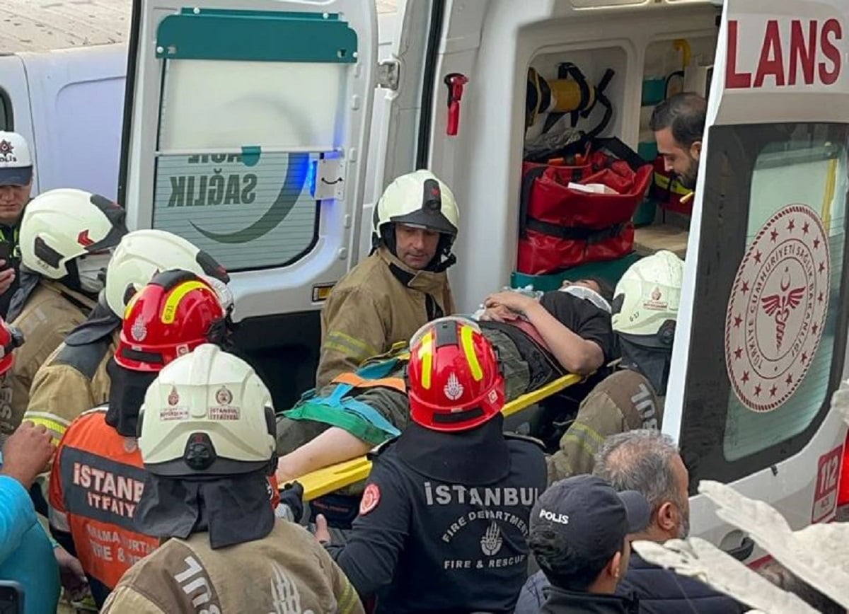 Κωνσταντινούπολη: Δύο νεκροί και δύο εγκλωβισμένοι από την κατάρρευση πολυκατοικίας – Συνεχίζεται η επιχείρηση στα συντρίμμια