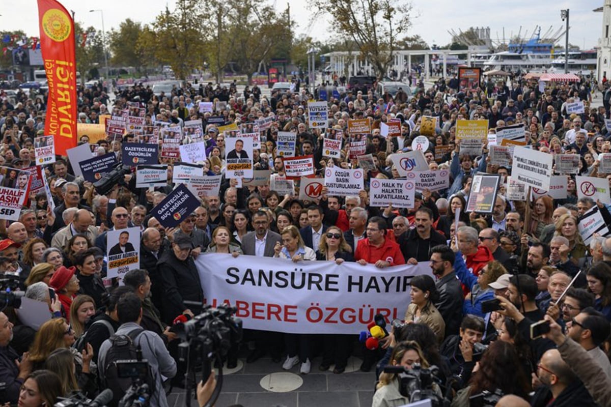 Τουρκία: «Δεν μπορούμε να αναπνεύσουμε!», λένε οι δημοσιογράφοι – Διαδηλώνουν κατά της λογοκρισίας και των φυλακίσεων