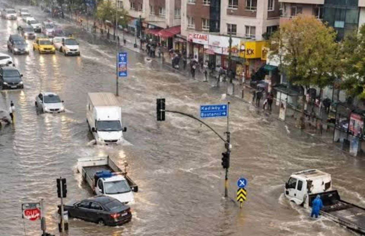 Κωνσταντινούπολη: Η σφοδρή κακοκαιρία άφησε δύο νεκρούς και μεγάλες καταστροφές – Βίντεο από τις πλημμύρες