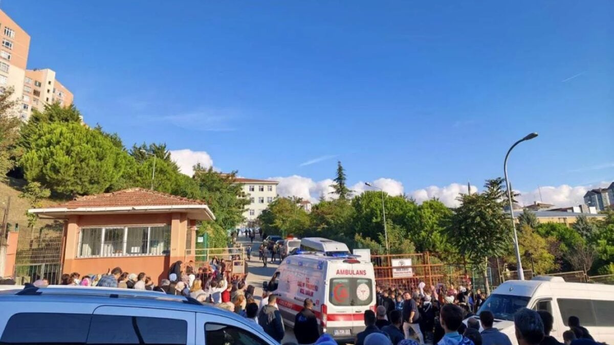 Κωνσταντινούπολη: Μαθητής επιτέθηκε με μαχαίρι σε σχολείο – Στο νοσοκομείο τέσσερις μαθήτριες 1 Κωνσταντινούπολη: Μαθητής επιτέθηκε με μαχαίρι σε σχολείο – Στο νοσοκομείο τέσσερις μαθήτριες