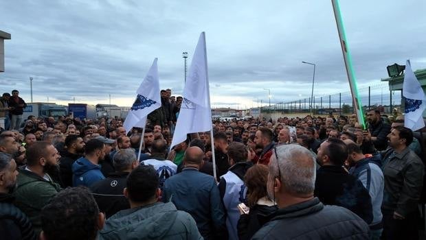 Hürriyet Daily News: Τούρκοι οδηγοί φορτηγών διαμαρτυρήθηκαν στα σύνορα με Ελλάδα και Βουλγαρία 1 Hürriyet Daily News: Τούρκοι οδηγοί φορτηγών διαμαρτυρήθηκαν στα σύνορα με Ελλάδα και Βουλγαρία