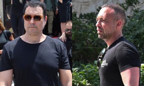 Τζίμης και Βασίλης Σταθοκωστόπουλος: Πέθανε η μητέρα τους στα 82 της – Συντετριμμένοι στην κηδεία της (Φωτογραφία)