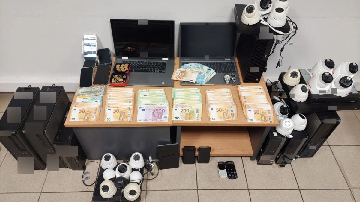 Παράνομος τζόγος στη Θεσσαλονίκη: Επέλεγαν τους νικητές και είχαν κουμπί πανικού για τους αστυνομικούς 7 Παράνομος τζόγος στη Θεσσαλονίκη: Επέλεγαν τους νικητές και είχαν κουμπί πανικού για τους αστυνομικούς