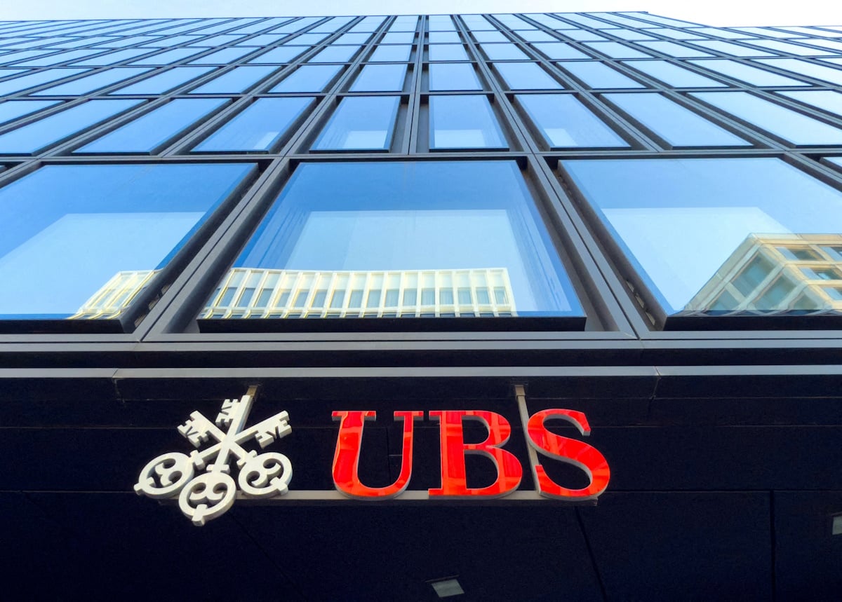 UBS: Πίεση από τους νέους τραπεζικούς κανόνες λόγω Swiss – Στα σχέδιά της η αποχώρηση από την Ελβετία