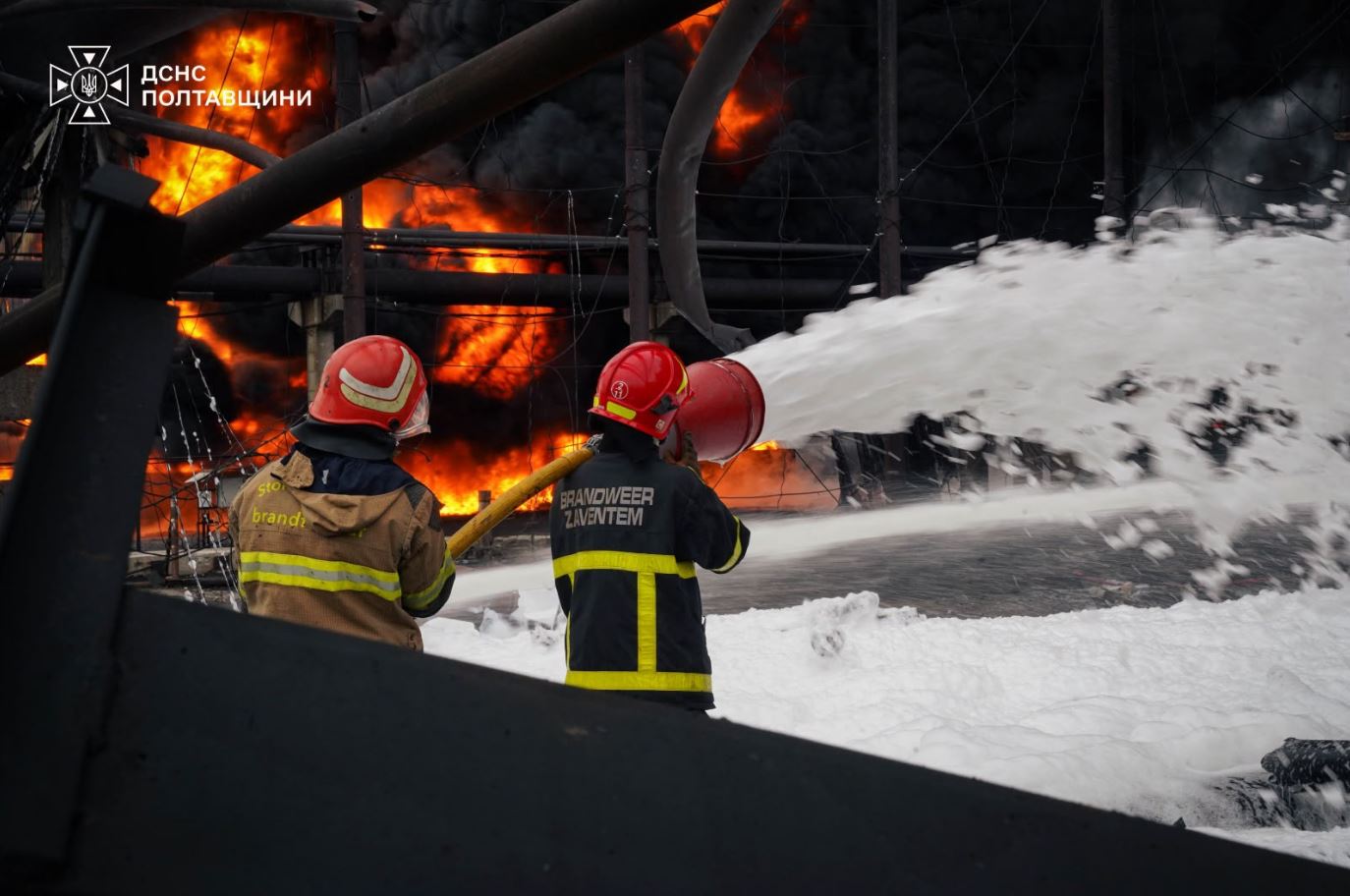 Ουκρανία: Πάνω από 280.000 νοικοκυριά χωρίς ρεύμα μετά τα ρωσικά πλήγματα σε θερμοηλεκτρικούς σταθμούς σε Κίεβο και Σόστκα 15 Πυροσβέστες επιχειρούν να κατασβέσουν μεγάλη πυρκαγιά σε βιομηχανικές εγκαταστάσεις στην περιφέρεια Πολτάβα της Ουκρανίας, έπειτα από ρωσική επίθεση στις 31 Οκτωβρίου 2026. (Πηγή: @ZelenskyyUa/X)