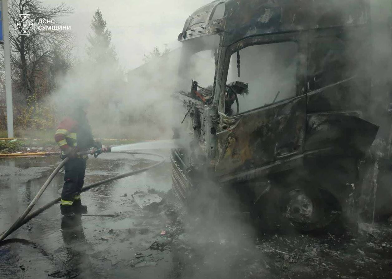 Ουκρανία: Πάνω από 280.000 νοικοκυριά χωρίς ρεύμα μετά τα ρωσικά πλήγματα σε θερμοηλεκτρικούς σταθμούς σε Κίεβο και Σόστκα 12 Πυροσβέστης επιχειρεί την κατάσβεση πυρκαγιάς σε κατεστραμμένο φορτηγό στην περιφέρεια Σούμι της Ουκρανίας, όπου καταγράφηκαν νέα ρωσικά πλήγματα. (Πηγή: @ZelenskyyUa/X)