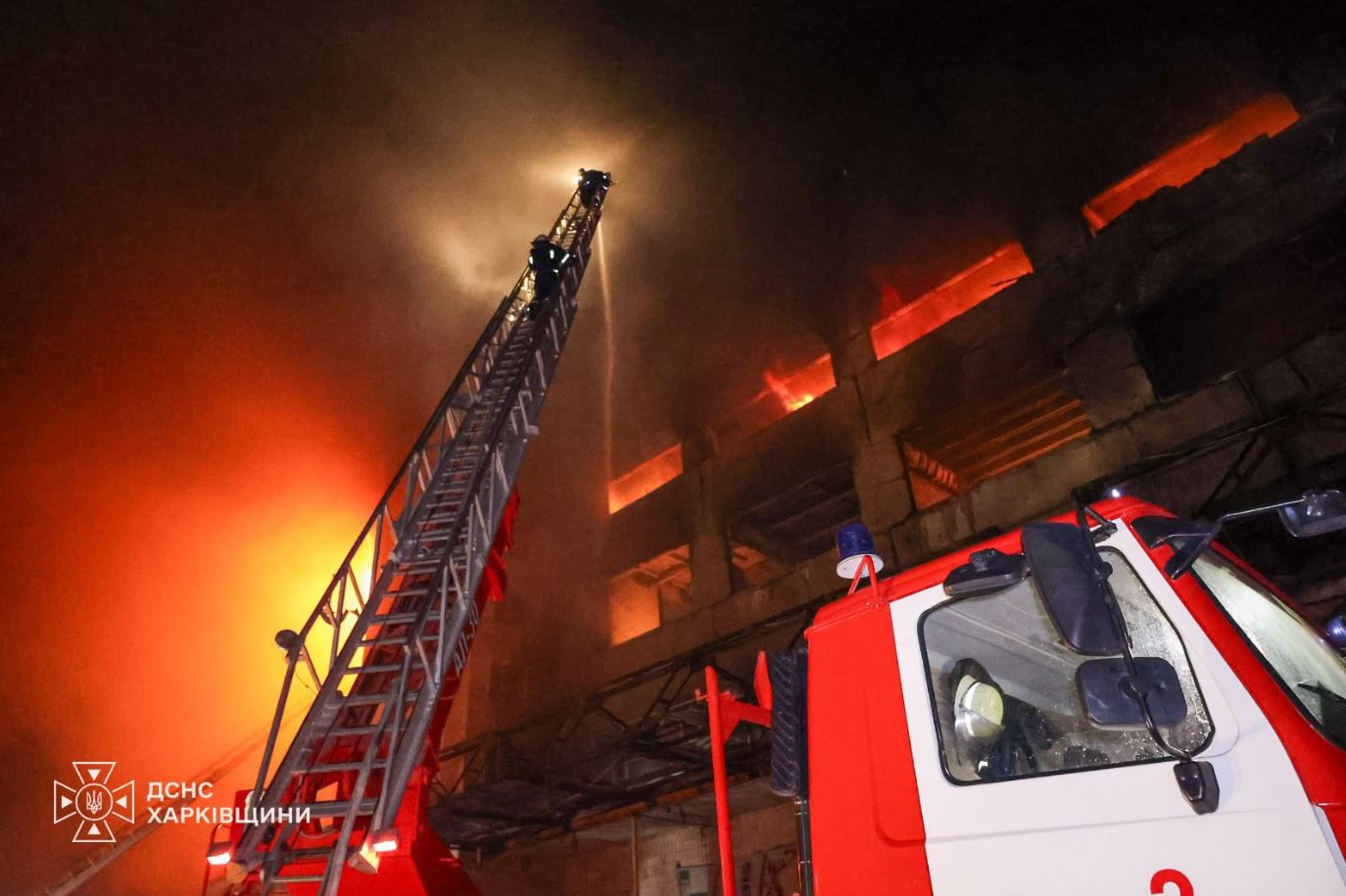 Ουκρανία: Πάνω από 280.000 νοικοκυριά χωρίς ρεύμα μετά τα ρωσικά πλήγματα σε θερμοηλεκτρικούς σταθμούς σε Κίεβο και Σόστκα 11 Πυροσβέστες χρησιμοποιούν ειδική κλίμακα για την κατάσβεση μεγάλης πυρκαγιάς σε κτίριο στην περιφέρεια Χαρκόβου, στην Ουκρανία. (Πηγή: @ZelenskyyUa/X)