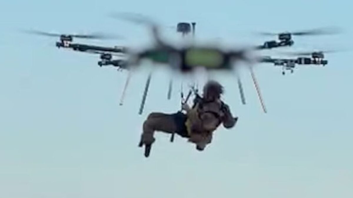 Ουκρανία: Ιστορική πρωτιά με drone που διέσωσε τραυματισμένο στρατιώτη σηκώνοντάς τον στον αέρα – ΒΙΝΤΕΟ 4 Ουκρανία: Ιστορική πρωτιά με drone που διέσωσε τραυματισμένο στρατιώτη σηκώνοντάς τον στον αέρα – ΒΙΝΤΕΟ