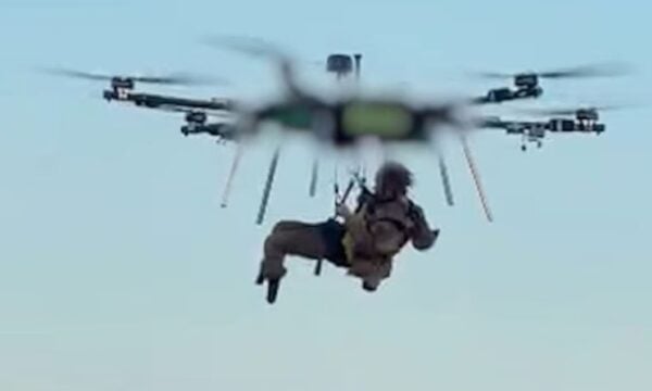 Ουκρανία: Ιστορική πρωτιά με drone που διέσωσε τραυματισμένο στρατιώτη σηκώνοντάς τον στον αέρα – ΒΙΝΤΕΟ