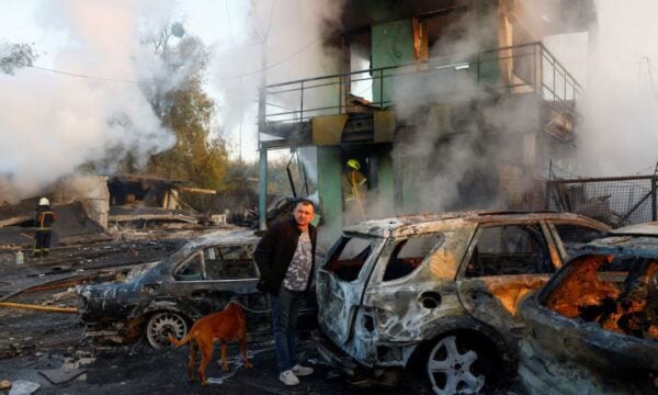 Ουκρανία: Τουλάχιστον 15 νεκροί από τις ρωσικές επιθέσεις – Κατέρρευσε τμήμα πολυκατοικίας στο Πριλούκι