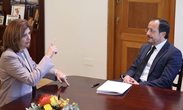 Euronews: Η απεσταλμένη του ΟΗΕ επιδιώκει επανέναρξη των συνομιλιών για την Κύπρο έως το τέλος του 2026