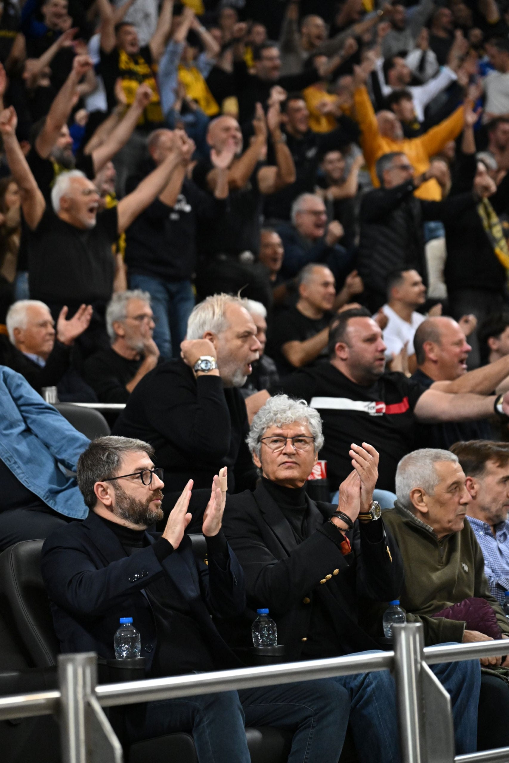 Οι selfies του Μητσοτάκη με παιδιά «γαλάζιων» βουλευτών, η ατάκα Τζιτζικώστα για Δένδια, το μπάσκετ Ανδρουλάκη και οι μεταγραφές στην ΕΛΑΣ 17 Οι selfies του Μητσοτάκη με παιδιά «γαλάζιων» βουλευτών, η ατάκα Τζιτζικώστα για Δένδια, το μπάσκετ Ανδρουλάκη και οι μεταγραφές στην ΕΛΑΣ