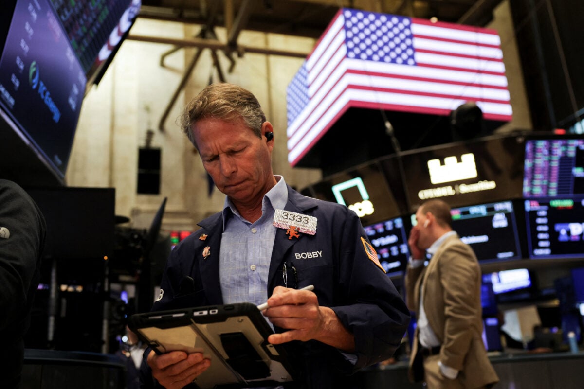 Wall Street: Ο Nasdaq κάνει βουτιά – Μαζική έξοδος από τις μετοχές τεχνητής νοημοσύνης