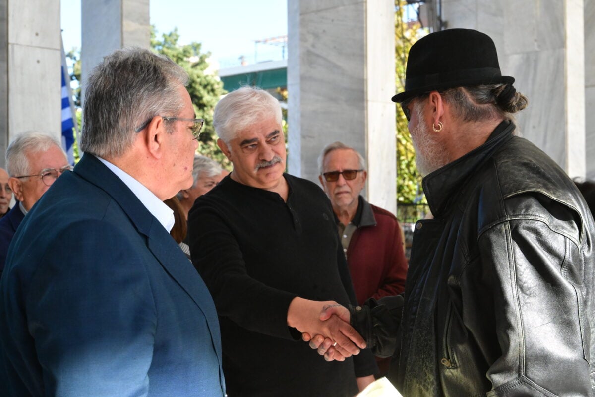 Μπέτυ Βαλάση: Δημήτρης Κουτσούμπας, Σεμίνα Διγενή και Άννα Φόνσου στην πολιτική κηδεία της ηθοποιού 21 Μπέτυ Βαλάση: Δημήτρης Κουτσούμπας, Σεμίνα Διγενή και Άννα Φόνσου στην πολιτική κηδεία της ηθοποιού
