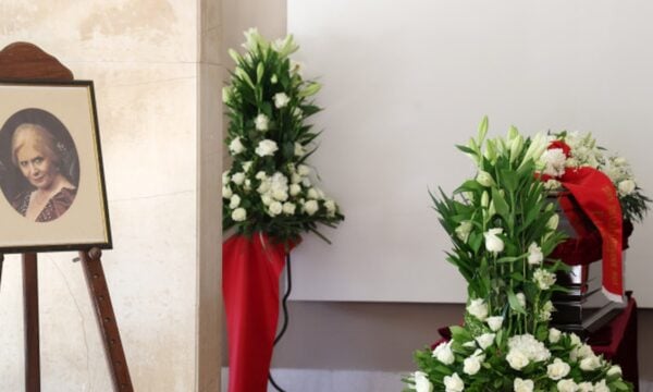 Κηδεία Μπέτυς Βαλάση: Το τελευταίο αντίο στη «Λωξάντρα» στο Α΄ Νεκροταφείο – Ποιοι παρευρέθηκαν