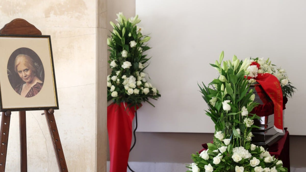 Κηδεία Μπέτυς Βαλάση: Το τελευταίο αντίο στη «Λωξάντρα» στο Α΄ Νεκροταφείο – Ποιοι παρευρέθηκαν