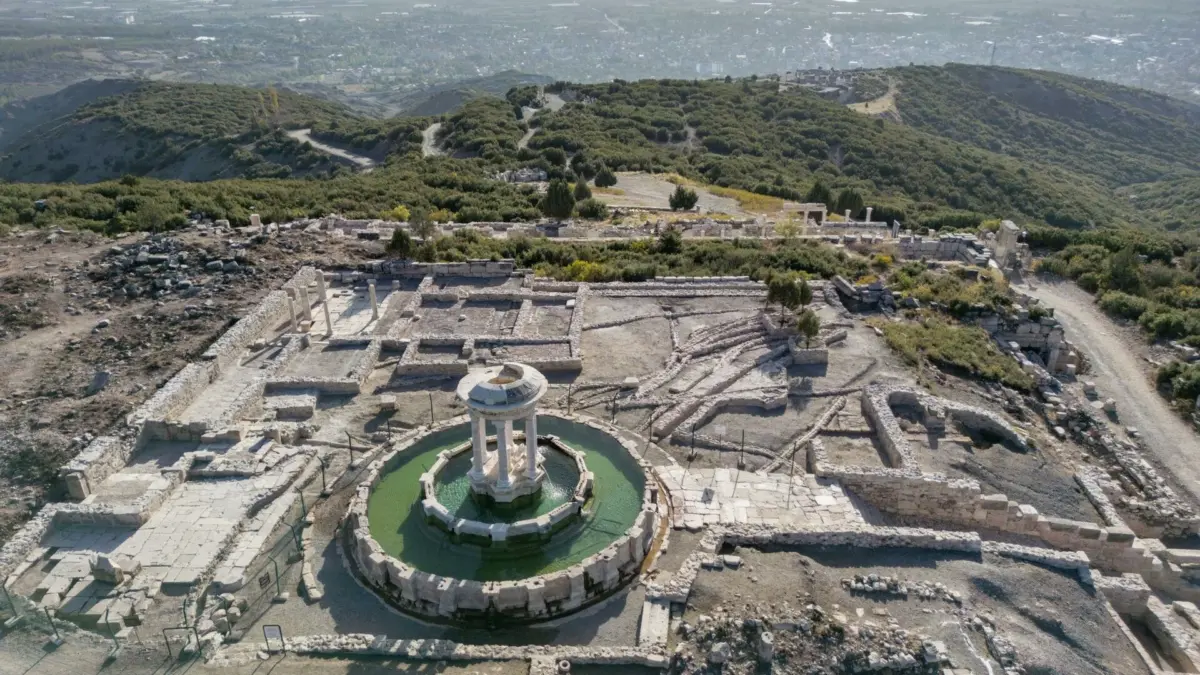 Αρχαία Κιβύρα: Ανακαλύφθηκε κίονας με 56 χρησμούς από το «Μαντείο Αστραγάλων» για το μέλλον 4 Αρχαία Κιβύρα: Ανακαλύφθηκε κίονας με 56 χρησμούς από το «Μαντείο Αστραγάλων» για το μέλλον