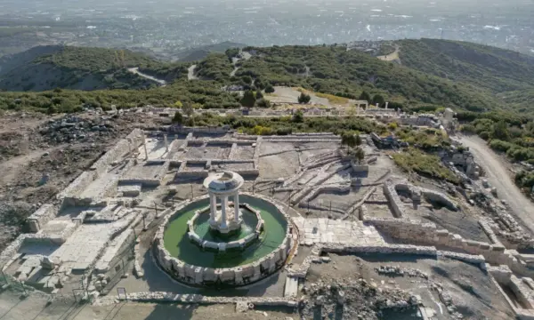 Αρχαία Κιβύρα: Ανακαλύφθηκε κίονας με 56 χρησμούς από το «Μαντείο Αστραγάλων» για το μέλλον