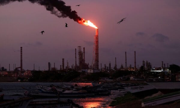Brent πάνω από τα 103 δολάρια και φυσικό αέριο στα 81 ευρώ – Μικρή η επίδραση της συμφωνίας Τραμπ με Πούτιν για το ντίζελ