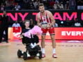 Ολυμπιακός – Εφές Αναντολού: Η μικρή Αμέλια βράβευσε τον Σάσα Βεζένκοφ ως πρεσβευτή της Euroleague