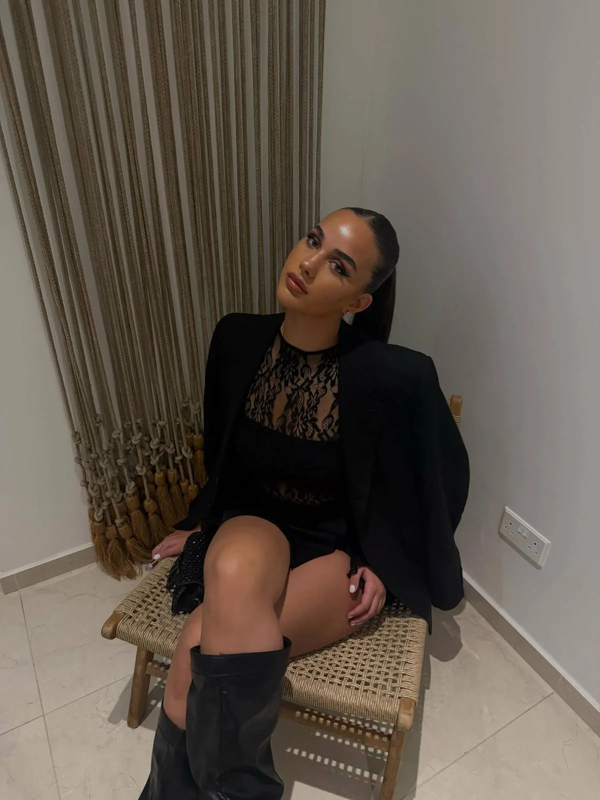Βικτώρια Δέλλα: Νέες φωτογραφίες με total black look από την Κύπρο – Το όνειρο που είχε μοιραστεί με τη μητέρα της 9 Βικτώρια Δέλλα