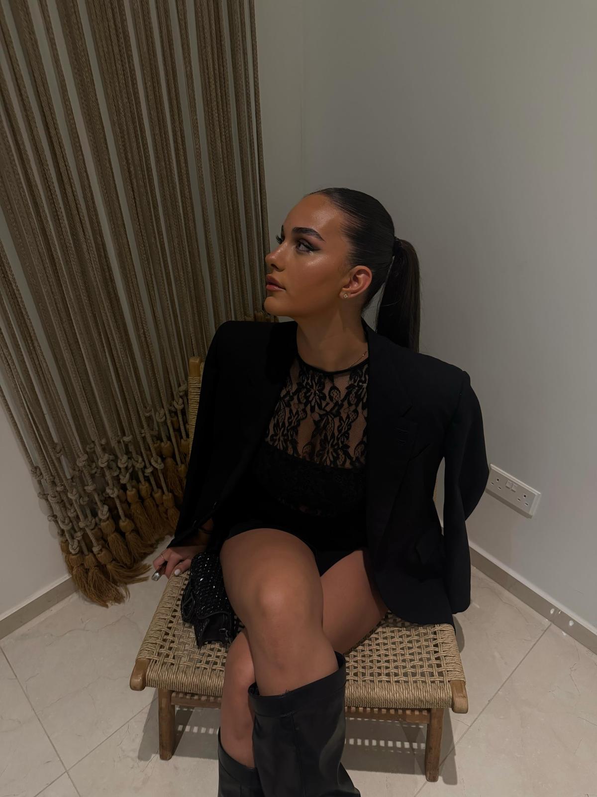 Βικτώρια Δέλλα: Νέες φωτογραφίες με total black look από την Κύπρο – Το όνειρο που είχε μοιραστεί με τη μητέρα της 11 Βικτώρια Δέλλα