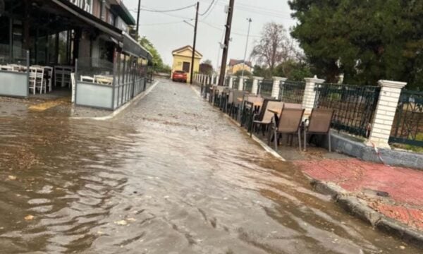Κακοκαιρία στον Βόλο: Η ισχυρή μπόρα πλημμύρισε δρόμους και τους έκανε ποτάμια
