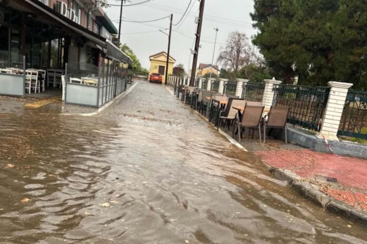 Κακοκαιρία στον Βόλο: Η ισχυρή μπόρα πλημμύρισε δρόμους και τους έκανε ποτάμια