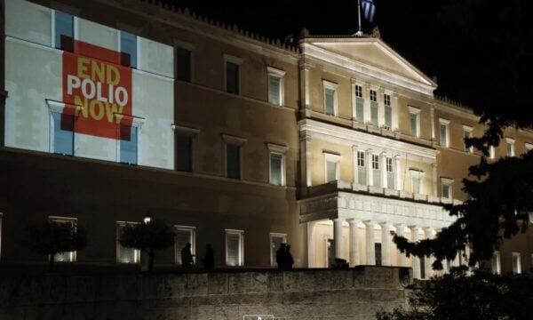 Βουλή: Φωταγωγείται για την Παγκόσμια Ημέρα κατά της Πολιομυελίτιδας