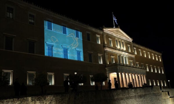 Παγκόσμια Ημέρα Εγκεφαλικής Παράλυσης: Φωταγωγήθηκε η πρόσοψη της Βουλής