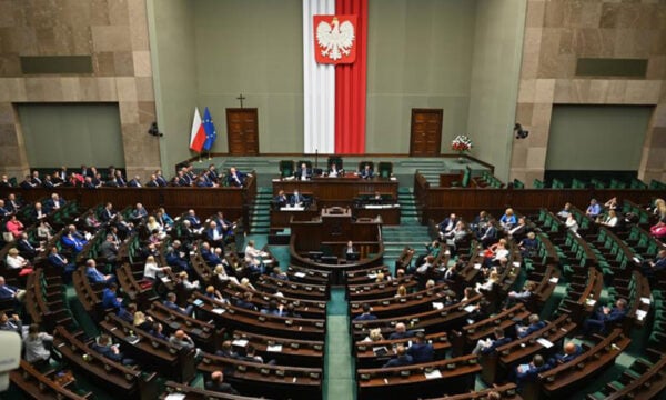 Πολωνία: Η Βουλή ενέκρινε αλλαγές στις αμβλώσεις – Αναμένεται βέτο από τον εθνικιστή πρόεδρο Ναβρότσκι
