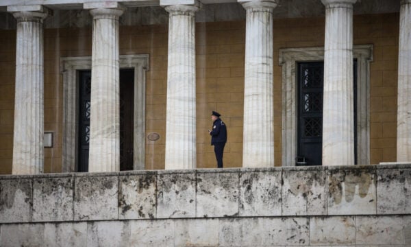 Βουλή: Τηλεφώνημα για τοποθέτηση βόμβας – Έλεγχοι από ΤΕΕΜ και ειδικά εκπαιδευμένα σκυλιά
