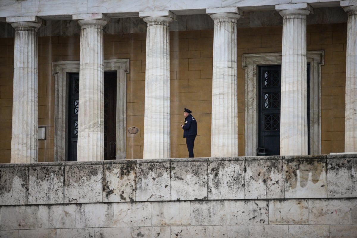 Βουλή: Τηλεφώνημα για τοποθέτηση βόμβας – Έλεγχοι από ΤΕΕΜ και ειδικά εκπαιδευμένα σκυλιά