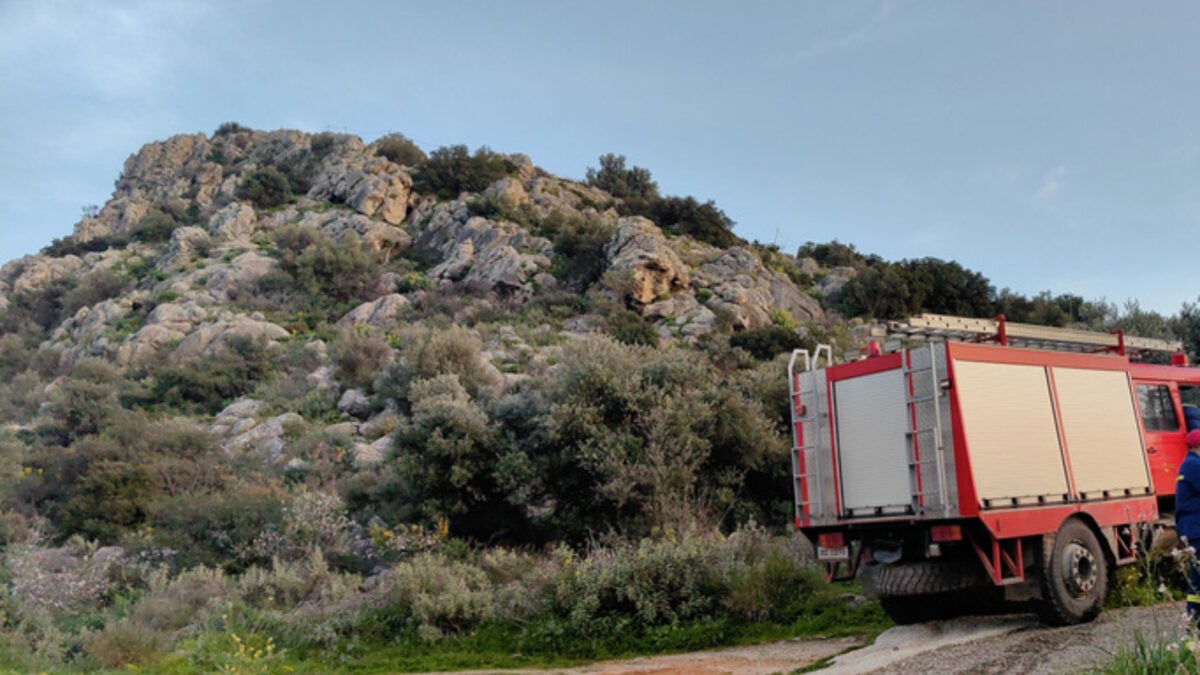 Λέσβος: Νεκρός 45χρονος κυνηγός που φέρεται να έπεσε από βράχια – Η αδερφή του τον βρήκε με τη βοήθεια των σκύλων του 1 Λέσβος: Νεκρός 45χρονος κυνηγός που φέρεται να έπεσε από βράχια – Η αδερφή του τον βρήκε με τη βοήθεια των σκύλων του