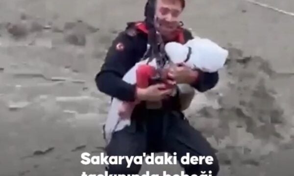 Τουρκία: Βρέφος οκτώ μηνών διασώθηκε στη Σακάρια – Έξι νεκροί από τις πλημμύρες – ΒΙΝΤΕΟ