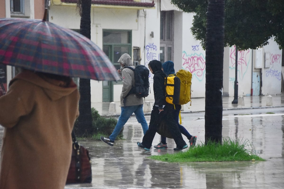 Καιρός: Αττική, Σποράδες και άλλες 5 περιοχές θα έχουν ισχυρές καταιγίδες για 48 ώρες – Με βροχές η παρέλαση της 28ης Οκτωβρίου