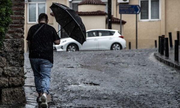 Καιρός αύριο: Έρχονται καταιγίδες και πέφτει η θερμοκρασία – Στα 7 μποφόρ οι άνεμοι στα πελάγη