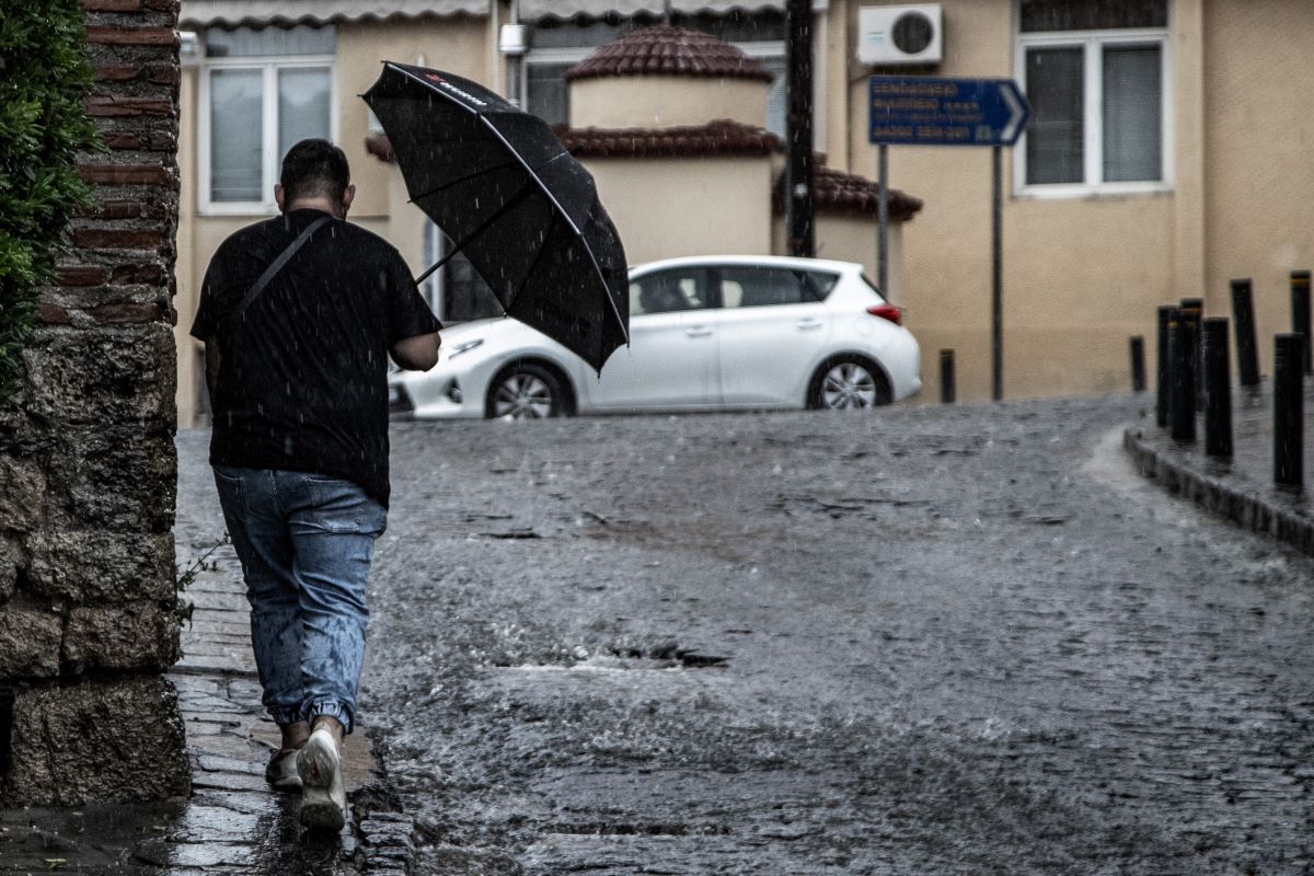 Καιρός αύριο: Έρχονται καταιγίδες και πέφτει η θερμοκρασία – Στα 7 μποφόρ οι άνεμοι στα πελάγη