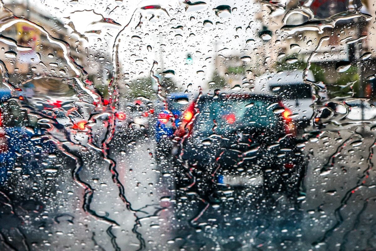 Βροχές και καταιγίδες σήμερα: Στους 15 βαθμούς η θερμοκρασία, στα 6 μποφόρ οι άνεμοι στο Αιγαίο
