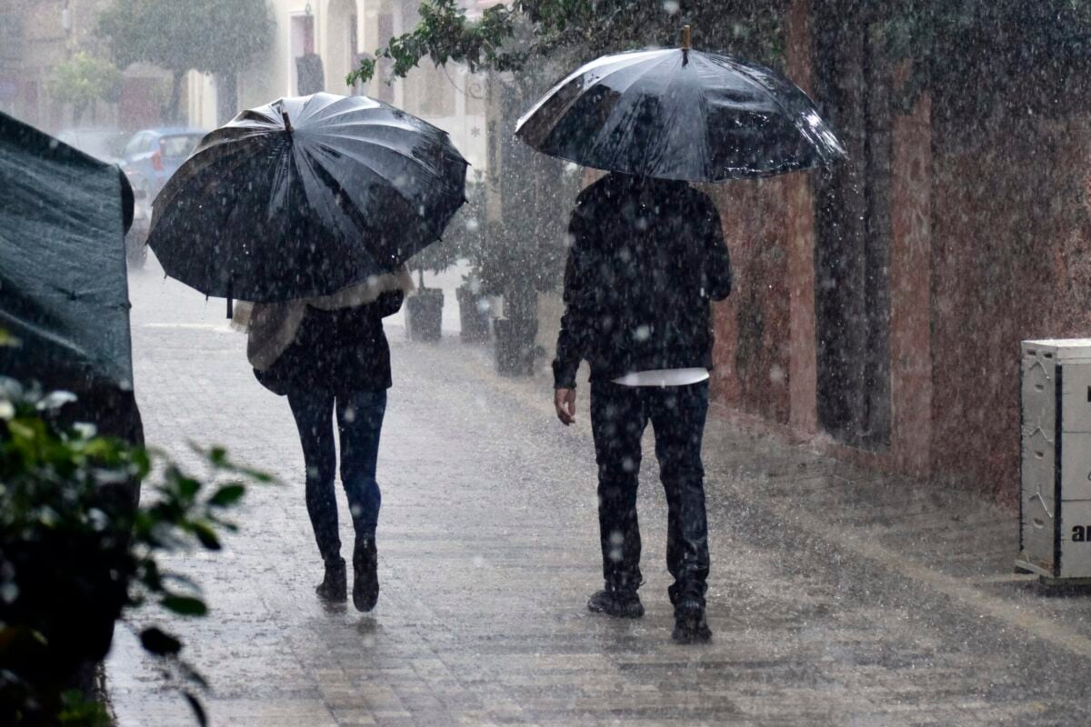 Καιρός αύριο: Αναμένονται νεφώσεις και τοπικές μπόρες – Πέφτει η θερμοκρασία
