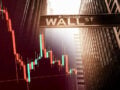 Wall Street: Οι μετοχές υποχώρησαν – Βουτιά στην τεχνολογία, στήριξη από τις τράπεζες