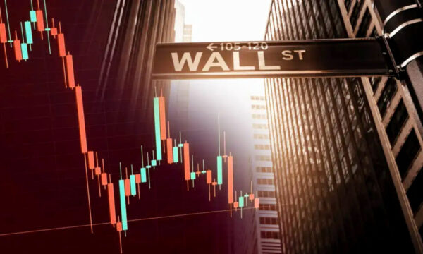 Wall Street: Οι μετοχές υποχώρησαν – Βουτιά στην τεχνολογία, στήριξη από τις τράπεζες