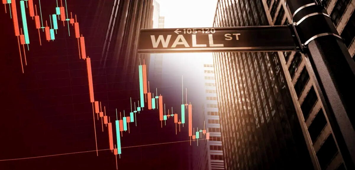 Wall Street: Οι μετοχές υποχώρησαν – Βουτιά στην τεχνολογία, στήριξη από τις τράπεζες