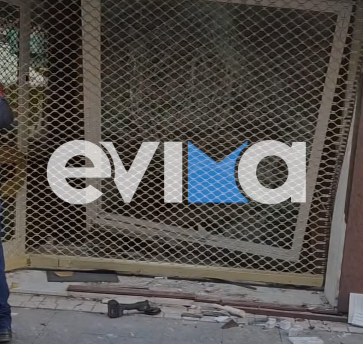 Χαλκίδα: Κινηματογραφική διάρρηξη σε κοσμηματοπωλείο – Έσπασαν τη βιτρίνα με αυτοκίνητο και άρπαξαν ρολόγια