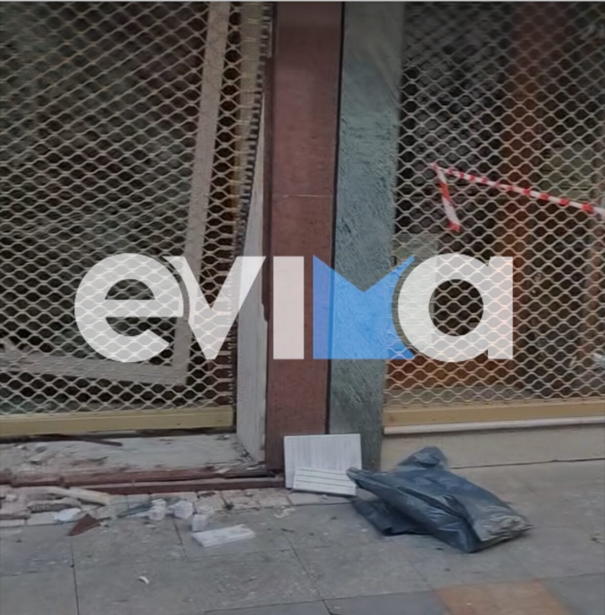 Χαλκίδα: Κινηματογραφική διάρρηξη σε κοσμηματοπωλείο – Έσπασαν τη βιτρίνα με αυτοκίνητο και άρπαξαν ρολόγια