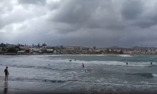 Κρήτη: Η κακοκαιρία έφερε κόκκινο συναγερμό, όμως στα Χανιά κάποιοι πήγαν για μπάνιο – Βίντεο