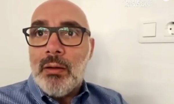 Γιάννης Χατζηδοπαυλάκης: Η χειρουργική βελόνα έμεινε τέσσερα χρόνια στην κοιλιά του – «”Χόρευε” μπροστά στους γιατρούς»