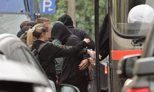 «Χωριάτικο»: Τρεις προφυλακίστηκαν και τέσσερις αφέθηκαν ελεύθεροι με όρους – Ο Άγγελος Γιαννακόπουλος λέει ότι η υπόθεση αφορά φοροδιαφυγή και εισφοροδιαφυγή και θα πληρώσει μέχρι το τελευταίο ευρώ